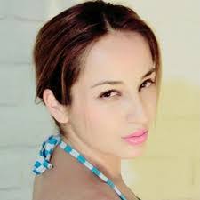 Karen Rosero's Instagram, Twitter & Facebook