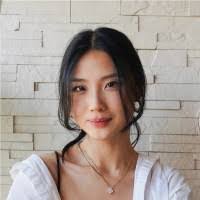 Ellen Hoch's Instagram, Twitter & Facebook