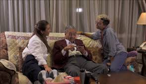 Beliau bekerja sebagai jurutera petroleum sebelum mengasaskan syarikat pengeluar peralatan minyak, kencana petroleum. Filmmaker Granddaughter Offers Intimate Look In Documentary On Dr M The Star