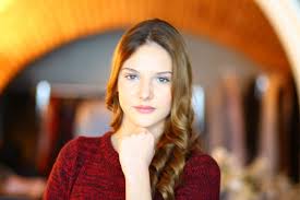 Alina Boz Paramparca Nin Guzellerinden Her Ne Kadar Kiskanc Ketum Arkadan Is Ceviren Bir Karakter Olsa Da Guzele Guzel Demek Boy Alina Boz Youtube Dan