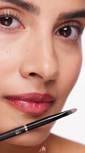 Ein Lippenstift will PRÄZISE aufgetragen werden: https://bit.ly/3E5uDAO  💄🖌️, Zieh Deine Lippen perfekt nach