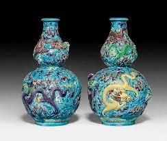 Sold Price Paar Doppelkurbis Vasen China Republik Zeit H 22 5 Cm Der Dichte Im Fahua Stil Glasierte Dekor Besteht Aus Reliefierten Drachen Deren Kopfe Sta Vase Chinese Vase Oriental Furniture