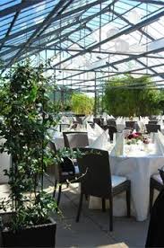 Flechtstuhle An Langer Tafel Mit Sommerblumen Deko Hochzeit Draussen Sommerblumen Hochzeit