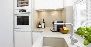 Es ist also beides ungefähr gleich vom reinigungsaufwand her. Gestaltung Weisse Kuche Mit Heller Arbeitsplatte Elha Service