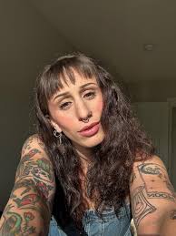 Get yourself friends that bring out your “glow”. @mia.kaden 💕