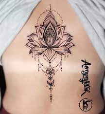 Peintures, sculptures, tatouages et bijoux en fleur de lotus sont omniprésents dans l'histoire de l'homme. Tatouages Fleurs De Lotus Homme Comme Un Bouddha Tatouage Fleur De Lotus Tatouage Fleur Fleur De Lotus