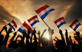 De nederlandse vlag, de echte zwolse vlag en zelfs de canadese vlag is vandaag te zien in het de gemeente zwolle riep afgelopen week al op om te gaan vlaggen op de zwolse bevrijdingsdag: Bevrijdingsdag Activiteiten Nederland Uitjes