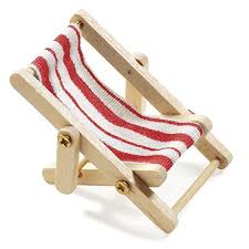 Ein liegestuhl soll höchstmöglichen komfort bieten und vor allem deinen individuellen bedürfnissen angepasst sein. Deko Liegestuhl Holz Rot Weisser Stoffsitz 5 X 3 5 Cm Buy Online In Angola At Angola Desertcart Com Productid 51980775