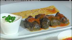 Punem pe fundul oalei cateva frunze de vita apoi asezam sarmalele. Reteta Sarmalute Vegetariene In Foi De Vita Bucataras Tv Youtube