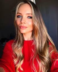 Anna Crisafi's Instagram, Twitter & Facebook