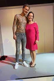 Aan zijn tattoos te zien doet hij wel vaker iets met muziek. Mart Hoogkamer Uit Nederland Poseert In Ontbloot Bovenlijf Bij Vele Fans Kw Be