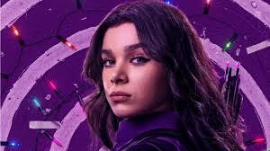 Katherine kate bishop es una superheroína ficticia que aparece en los cómics estadounidenses publicados por marvel comics.ella es un miembro de los jóvenes vengadores, un equipo de superhéroes en el universo compartido de marvel comics, el universo marvel.ella es el tercer personaje y la primera mujer en tomar el nombre de ojo de halcón después de … How Old Is Kate Bishop In Hawkeye Tv Show
