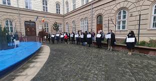 Casa de vacanta casa de lemn casa de locuit case ieftine pensiuni de vanzare ieftine casa la tara sau posibil si pentru pensiune cu 6 camere 6 bai bucatarie living sufragerie sala de cazane cu spalatorie si baie terasa acoperita. AvocaÈ›ii Din Baroul TimiÈ™ È™i Au ArÄƒtat NemulÈ›umirea FaÈ›Äƒ De Decizia Din Dosarul Ferma BÄƒneasa In FaÈ›a Tribunalului TimiÈ™ Este Cel PuÈ›in O Discriminare ProfesionalÄƒ Baroul Alba