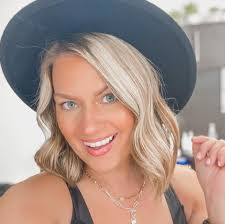 Janie Connell's Instagram, Twitter & Facebook