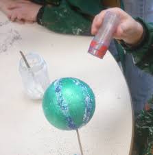 Loisirs créatifs de noël maison de noel. Une Boule De Noel Activites A La Maison