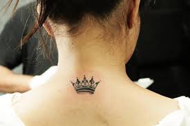 Significado De Tatuajes De Coronas Tatuantes Este es un diseño grande, para quienes quieren realmente destacar con un tatuaje llamativo. significado de tatuajes de coronas