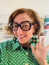 💥 Big earring energy meets quilty creativity! 💥 Turn those treasured  fabric scraps into lightweight, puffy quilt block earrings that show off  your stitching style. Inspired by Lyn Brown's Pillow Beads and