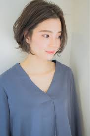 前下がりボブ髪型特集 大人っぽさも演出できる人気の高いヘアスタイル folk 髪型 前下がりボブ 髪の毛 ボブ