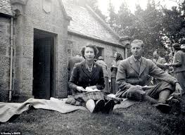 The bizarre thing prince philip did to woo young queen elizabeth ii. Candid Never Seen Before Photos Of A Young Princess Elizabeth And Prince Philip Go Up For Auction Daily Mail Online