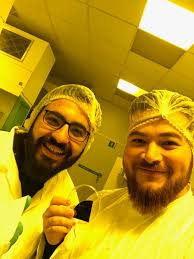 Mezunlarımızdan Halil Öztürk ve Ahmet Fatih Irklı'nın İngiltere'de bulunan  Manchester Üniversitesi'nde solar cell yaparken bizimle paylaştıkları bir  kare...📷 (Solar cell ya da daha tanıdık ismiyle güneş hücresi, ışığı  doğrudan elektrik akımına çevirir.