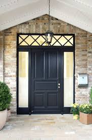 Ein Sehr Ansprechender Hauseingang Eine Holzhausturanlage In Tiefschwarz Dazu 2 Seitenteile Und Ein Oberlicht Aus Klarglas Haus Fassade Haus Haustur Landhaus