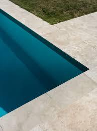 Margelles De Piscine En Travertin Light Mixte Margelle Piscine Dallage Piscine Travertin