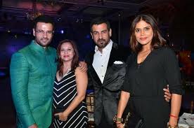 Ronit Roy And Rohit Roy With Wives Wife Actors Roy The actor is currently seen in alt balaji's kehne ko humsafar hai.