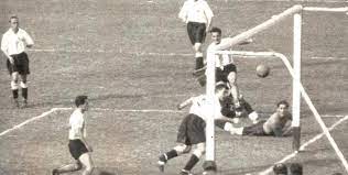 Al término de de una magistral acción individual, ernesto grillo ha rematado desde un ángulo sumamente difícil para batir a ditchburn con un tiro a media altura. 1953 El Partido Del Gol De Grillo El Grafico