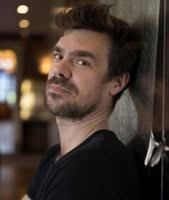 Les Cheveux courts, ronde, petite taille (2012)