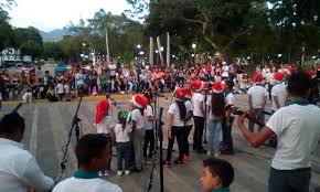 Distribuidor vial ubicado en el extremo este de la avenida bolívar. Plaza Bolivar De Maracay Cerro El Ciclo En Maracay Se Cuenta Se Canta Y Se Baila En Navidad Alba Ciudad 96 3 Fm