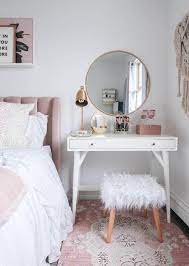 Simple bedside vanity with vintage touches. 20 Vanity Mirror With Lights Ideas Diy Or Buy For Amour Makeup Room Small Bedroom Vanity Home Decor Room Decor
