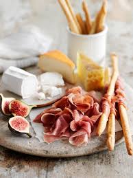 Deliciosa Tabla De Entremeses Higos Jamon Serrano Queso De Cabra Food Photography Delicious En 2020 Tabla De Quesos Y Carnes Frias Comida Gastronomia