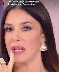 amici: amaro sfogo di #michellecavallaro. Nella puntata di esordio di Amici  gli insegnanti sono stati chiamare anche a valutare gli allievi dando dei  voti dai qual sarebbe scaturita una classifica. La cantante