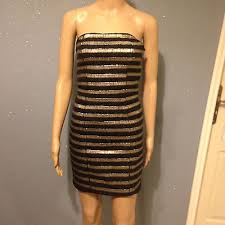 La robe longue zara fait partie des grands classiques des vêtements féminins chez la marque. Robe Bustier A Sequins Zara