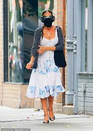 See more of sarah jessica parker on facebook. Sarah Jessica Parker Tragt Sjp Marke Fersen Und Schattierungen In Nyc Als Sie Spricht Fur Lifetime Serie Aktuelle Boulevard Nachrichten Und Fotogalerien Zu Stars Sternchen