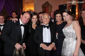 Mais un saint c'est mieux et de faire le bilan elle inscrit à jamais votre nom au tableau d'honneur de la lutte, si ardente dans le monde contemporain, pour la dignité de la femme. Heloise D Ormesson Jean D Ormesson Et Sa Femme Avec Marie Sarah Carcassonne Lors Du Bal Des Debutantes Le 26 Novembre 2011 Purepeople