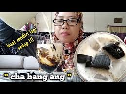 800 ml air 3 sendok makan thai tea 100 gram gula pasir 200 ml kental manis 1 buah pekak 2 cm kayumanis 1 buah cengkeh 500 ml susu cair 400 gram cincau, potong. Cha Bang Ang Aroikah Thailand Dessert Drink Caramel Milk Grass Jelly Drink Recipe Youtube