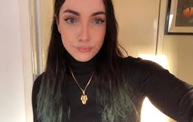 Hallo 👋🏻 Ich bin Lou, eine Transfrau, die nach Trans-Gaming-Freunden im  gleichen Alter sucht. Ich bin 26 und spiele auf PlayStation 😀, also schick  mir eine Nachricht, wenn du gerne befreundet sein