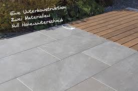 Der Trend Im Terrassen Und Gartenbau Holz Terrassendielen Und Keramische Terrassenplatten Miteinander Kombinieren Terrassenbau Terrassendielen Terrasse Holz