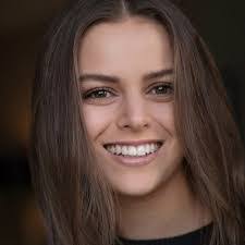 Robyn Hunt's Instagram, Twitter & Facebook