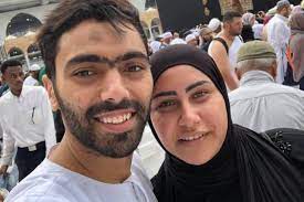 قال سمير كمونة، مدافع الأهلي السابق، إن حسين الشحات، جناح الفريق الأول لكرة القدم بالنادي الأهلي، لا يستحق التواجد في التشكيل الأساسي للفريق الأحمر في الفترة. Ø­Ø³ÙŠÙ† Ø§Ù„Ø´Ø­Ø§Øª ÙŠÙˆØ¬Ù‡ Ø±Ø³Ø§Ù„Ø© Ø¥Ù„Ù‰ Ø²ÙˆØ¬ØªÙ‡ Ù…Ù† ØªÙ†Ø²Ø§Ù†ÙŠØ§ Ø³ÙˆØ¨Ø± ÙƒÙˆØ±Ø©