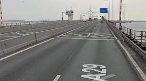 Losgeraakte plank zorgde voor lekke banden op haringvlietbrug. Haringvliet Bridge A29 Speed Will Be Reduced To 50 Km H Netherlands News Live