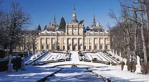 Palacio Y Jardines Nevados En La Granja De San Ildefonso San Ildefonso O La Granja Segovia C Tur Granja De San Ildefonso Fotos De Castillos La Granja Segovia