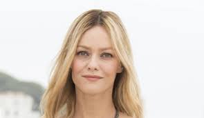 Séparée de johnny depp en 2012, vanessa paradis a retrouvé l'amour dans les bras de samuel benchetrit depuis novembre 2016. Vanessa Paradis Et Samuel Benchetrit Devraient Se Marier Cet Ete Stars Et People Zikeo