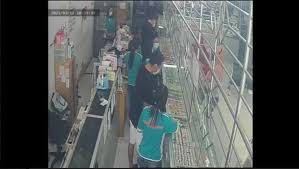 Kami mempunyai pelayan atau karyawan yang ramah terhadap pelanggan, sehingga kenyaman belanja perhiasan. Kawanan Perampok Kuras 3 7 Kg Emas Di Banyuwangi Aksi Terekam Cctv Bagian 1