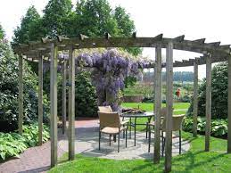 pergola in cirkelvorm gezien in de voorbeeld tuinen van appeltern in nederland hage