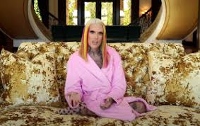 Youtuber jeffree star is in stable condition after a severe rollover car accident in his home state a few hours ago jeffree and daniel lucas were in a severe care accident and the car flipped 3. 8txhca6wajnztm