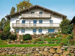Zur wohnung gehört ein slplatz (vor dem haus) ebenso wie ein großer kellerabte Haus Panoramablick Deggendorf Tportal Bayerischer Wald Unterkunfte