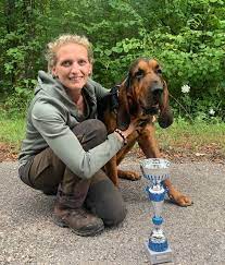 Il est doté d'une forte charpente et d'une musculature bien développée, mais son aspect imposant n'est pas associé à de la lourdeur. Club Francais Du Chien De Saint Hubert Bloodhound Beitrage Facebook