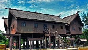 Bangunan lama yang memiliki ciri khas etnik, seperti rumah tradisional, tidak memiliki banyak eksistensinya. Rumah Adat Kalimantan Tengah Rumah Panjang Ciri Khas Suku Dayak
